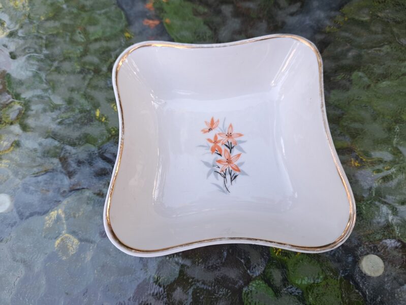 Salātu bļodiņa, 4-stūraina forma ar sarkanām puķēm un zeltu, RPR. Diagonāle ir d=13,5cm (Citi pusd 161)