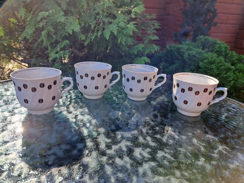 Krūzītes, plānsienu kafijas servīze "RĪGA" ar brūnām kafijas pupiņām un zeltu, RPR (Rīga 80 59)