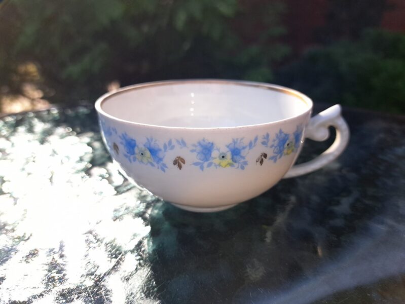 Krūzīte, tējas servīze "Laima" ar zilgānu 3 puķu vainagu (vidēja puķe ir dzeltena, puķes no mālām - zilas) (Laima 38)
