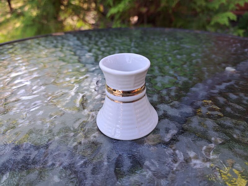 Svēcturis, balts ar zeltu. 1.šķira, ražotājs irnezinams (Citi rpt 82)