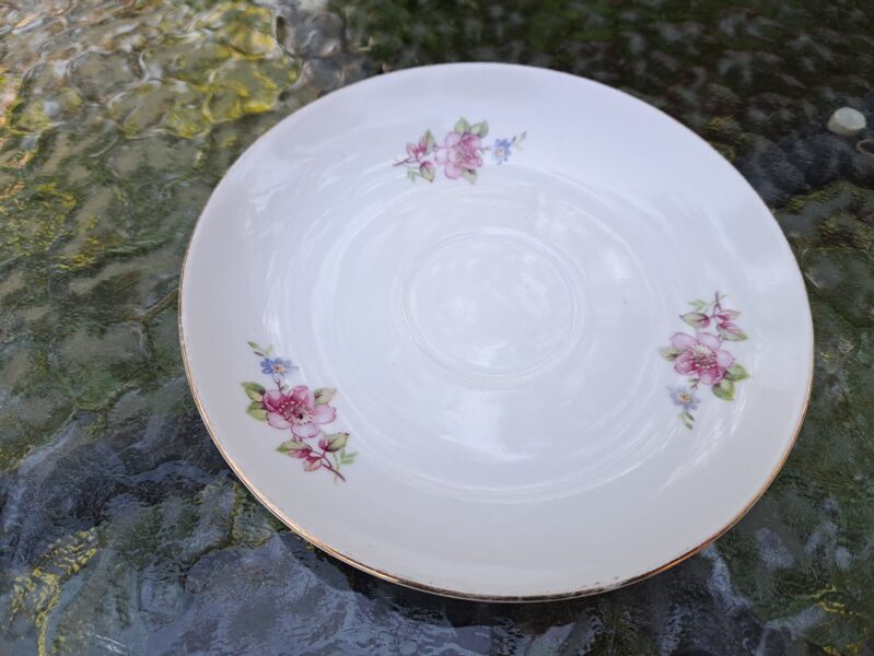 Apakštase ar mežrozītēm un zeltu, Ražotajs -Weiswasser, VDR (Vācija). Diam.14,7cm (Vācija 89)