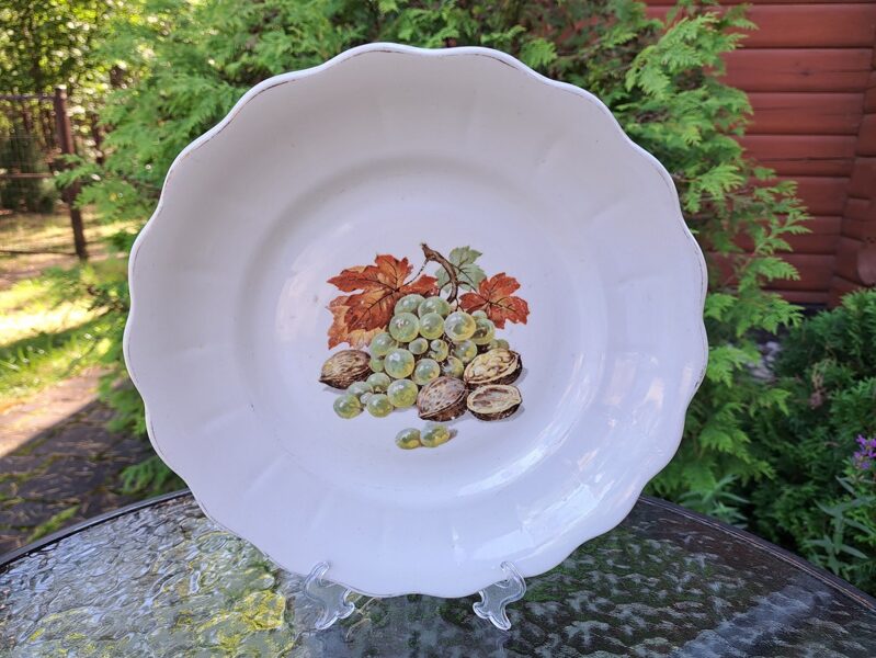 Dekoratīvs šķīvis ar valriekstiem un vīnogām, viļņaina mala, RPF. 50.-ie gadi (Citi 232)