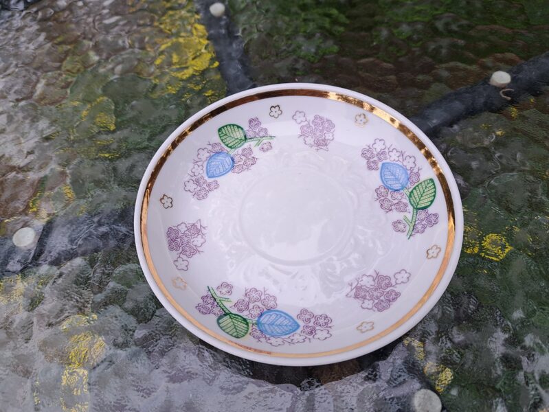 Apakštase no tējas servīzes ar reljefa virsmu, zeltu un ceriņu dekolu, Verbilki (Verbilki 15)