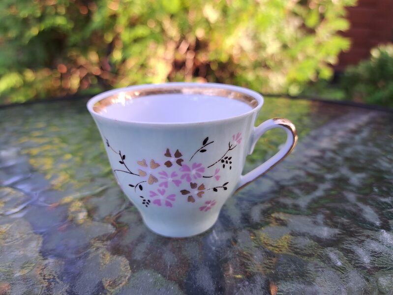 Tase "Marianna", gaiši zaļš pārklājums ar rozā-zelta puķītēm, rokas gleznojums, RPR (Marianna 110)