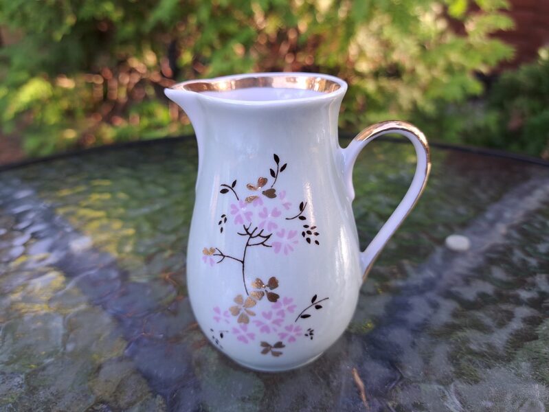 Krējuma kanniņa "Marianna", gaiši zaļš pārklājums ar rozā-zelta puķītēm, rokas gleznojums (Marianna 40)