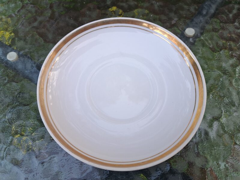 Apakštase balta ar 2 zelta svītrām (platai un saurai), tējas servīze "Aija-2", RPR (Aija-2 tējas 120)