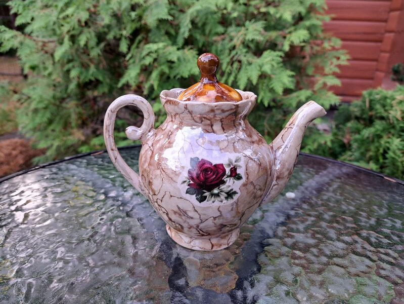 Tējkanna fajansa vai māla, bēša lustrēta virsma ar rozi (Citi rpt 94)