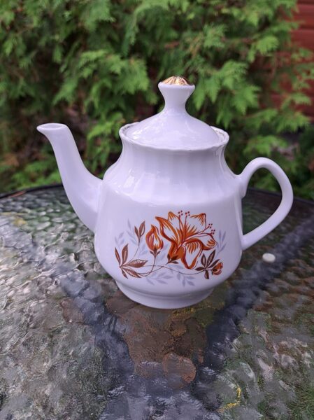 Tējkanna ar brūnu tulpi, tējas servīze "Māra", RPR (Māra tējas 131)