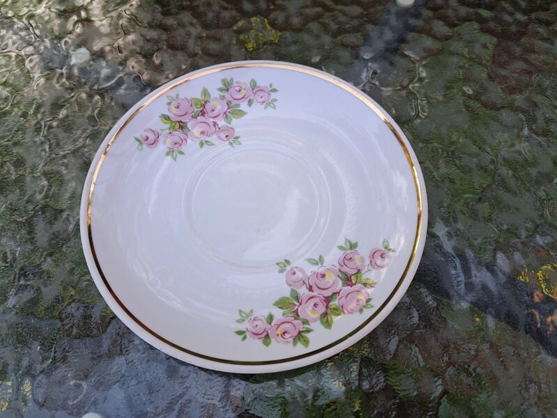 Apakštase no tējas "Rīgas" ar rozītem un šauru zelta malu, RPR (Rīga-60 86)