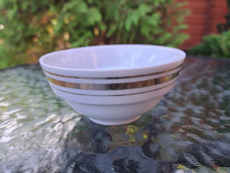 Bļodiņa balta ar zeltu, Verbilki. Diam.11,3cm, h=5,5cm (Verbilki 18)