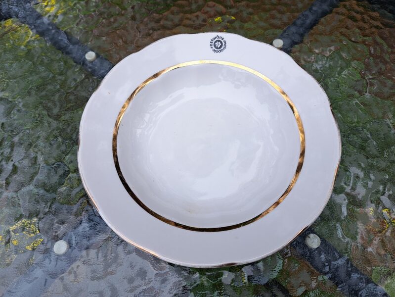 Zupas šķīvis, d=20cm (pusporcija) ar uzrakstu "Metropole", restorāna logo un zeltu, RPR (LOGO 39)