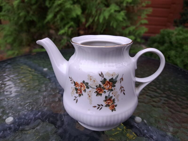 Mazā tējkanna bez vāciņa no plānsienu servīzes "Diāna" ar mazām rozā puķītēm un zeltu, RPR (Diāna 66)