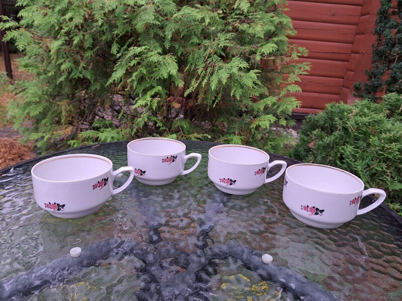 Krūzītes ar rozā puķītēm un šauru zeltu, tējas servīze "Aija-2", RPR (Aija-2 tējas 122)