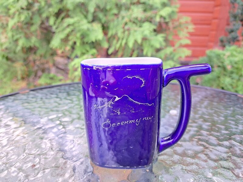 Kobalta krūzīte minerālūdenim, Essentuki. Ir sudraba  davinājuma uzraksts (Citi 95)