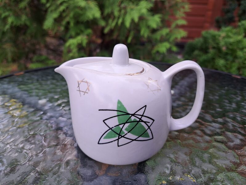 Neparastas formas tējkanniņa stiprumam ar dekolu zaļu  "Kosmoss" un zelta 6-stūra zvaigznēm, PFF (Citi 243)