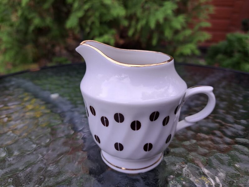 Krējuma kanniņa, plānsienu kafijas servīze "RĪGA" ar brūnām kafijas pupiņām un zeltu, RPR (Rīga 80 64)