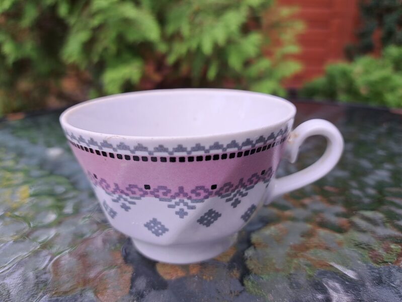 Kafijas krūzīte, kafijas servīze "Viktorija" ar rozā-pelēku tautīsku dekolu, bez zelta, RPR (Viktorija kafijas 30)