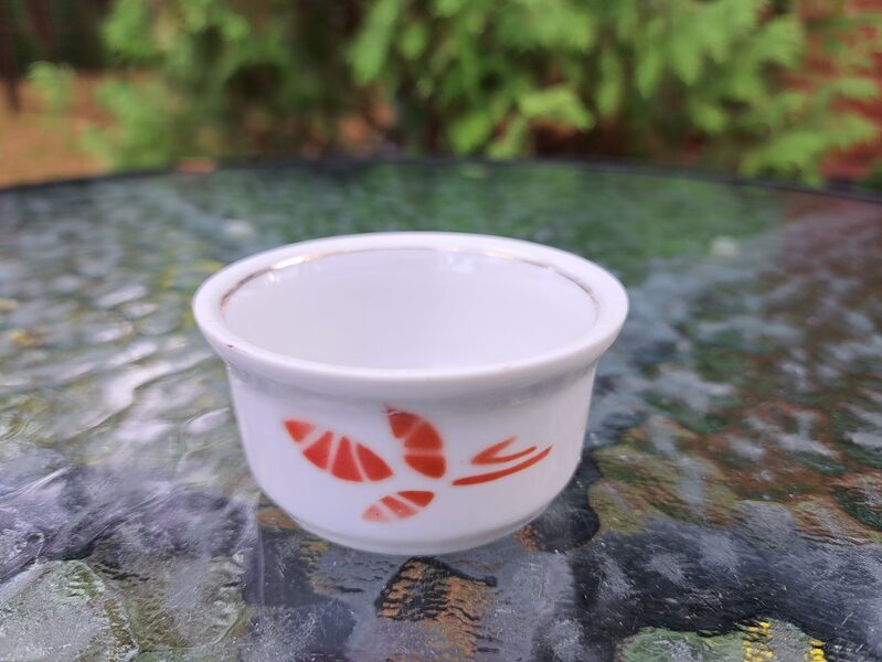 Sāls bļodiņa balta ar zeltu, pusdienu trauks "ROKOKO" balts ar sarkanu zariņu, PFF (Rokoko 118)