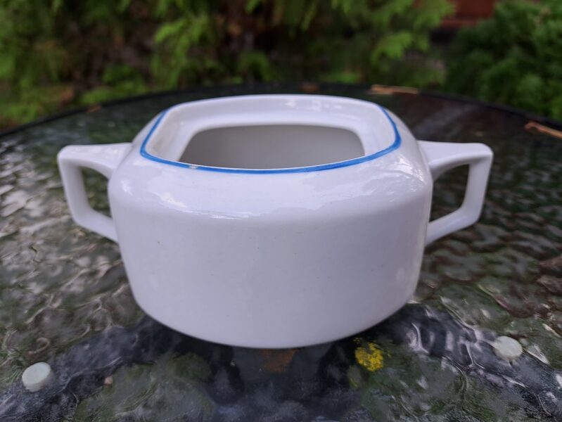 Cukurtrauks bez vāciņa, balts ar zilu malu, Rīgas keramika fabrika (Citi 244)