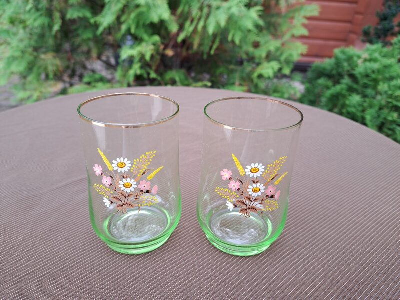 Gaiši zaļa stikla sulas glāzes ar maigām savvaļas puķēm, Latvijas stikls (Stikla gl 116)