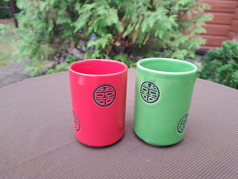 Komplekts: 2 fajansa glāzes (sarlana un zaļa) ar kīnešu dekoru (Citi rpt 96)