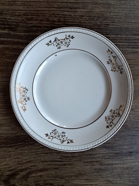 Kūku šķīvis,  kafijas servīze "Laima" balta ar zeltiem trīskāršiem ziediem, RPF (Laima k 18)
