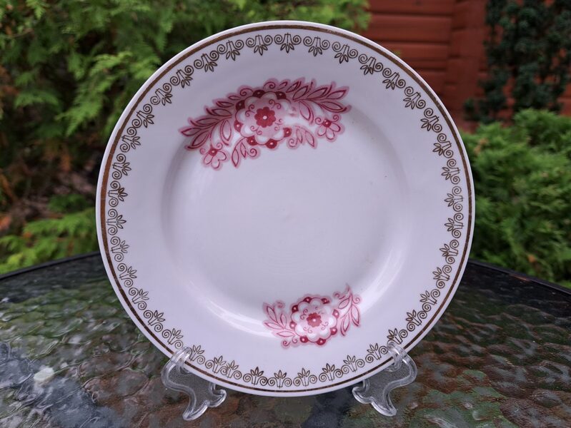 Kūku šķīvis ar rozā puķēm un zelta ornamentu, tējas servīze "Aija-2", RPR (Aija-2 tējas 125)