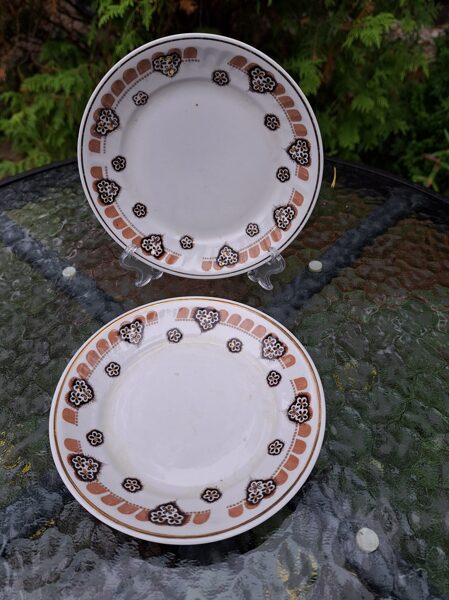 Kūku šķīvji no servīzes "Rīga", 80.-ie gadi, ar brūnu un bēšu dekolu, ar zeltu, RPR (Rīga 80 62)