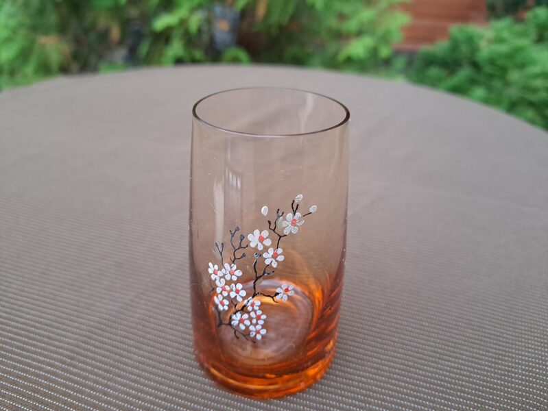 Vintāža stikla glāzīte "Pils", brūngans stikls, mazas baltas puķītes, bez zelta, LīvānuSF (Stikla gl 127)