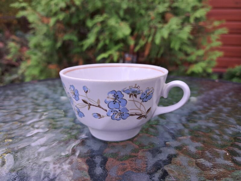 Krūzīte ar gaiši zilām puķītēm un bēšu lustru iekšā gar malu, tējas servīze "Viktorija", RPR (Viktorija t 100)