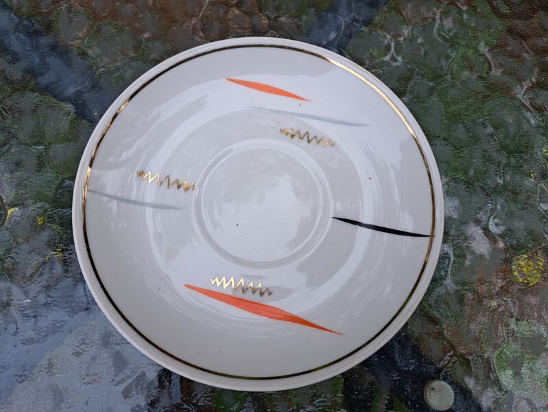 Apakštase vai šķīvis no nezināmas servīzes, melnas, pelēkas un sarkanas, zelts, PFF (Citi 248)