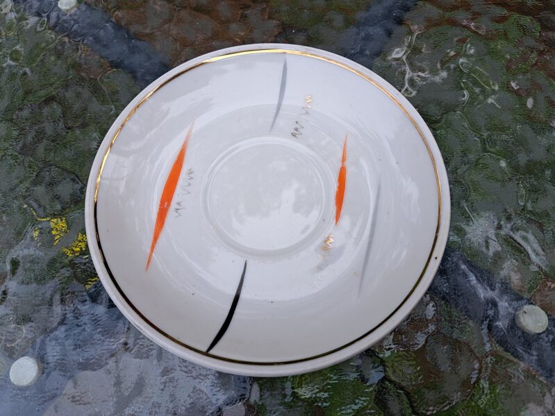 Apakštase vai šķīvis no nezināmas servīzes, melnas, pelēkas un sarkanas svītras, zelts, nolietojums, PFF (Citi 249)