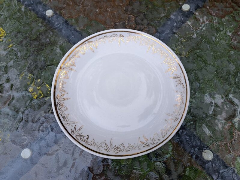 Kūku šķīvis vai apakštase no nezināmas servīzes, zelta puszvaigznes, PFF (Citi 250)