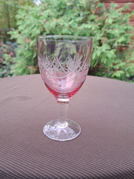 Vintāža kristāla vīna glāze. Divslāņu rozā kristāls, viegli lustrēts, gravēšana, Iļģuciema SF(?) (Kristāls gl 30)