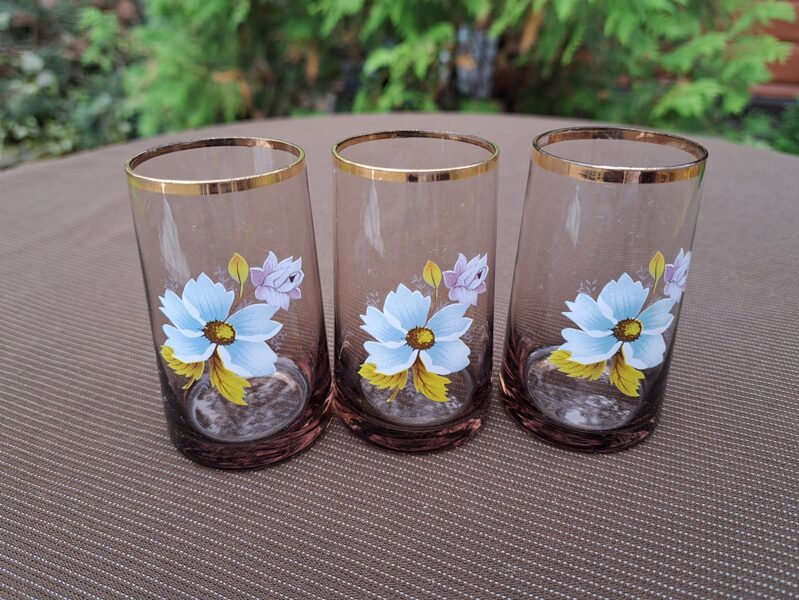 Vintāžas stikla glāzītes "Pils", brūngans stikls, maigi zilas puķītes, zelta maliņa, Līvānu stikla fabrika (Stikla gl 126)
