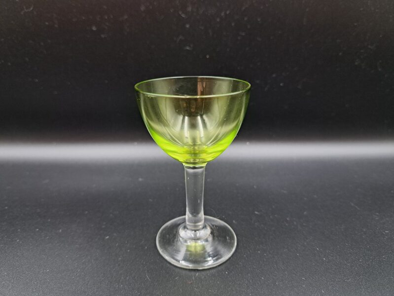 Iļģuciema SF zaļa bļodveida degvīna glāzīte uz caurspīdīgas kāiņas (Stikla gl 135)