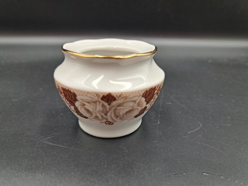 Sinepju trauks bez vāciņa, pusdienu servīze "Viktorija" ar greznām brūnām rozēmu un zeltu, RPR (Viktorija 56)