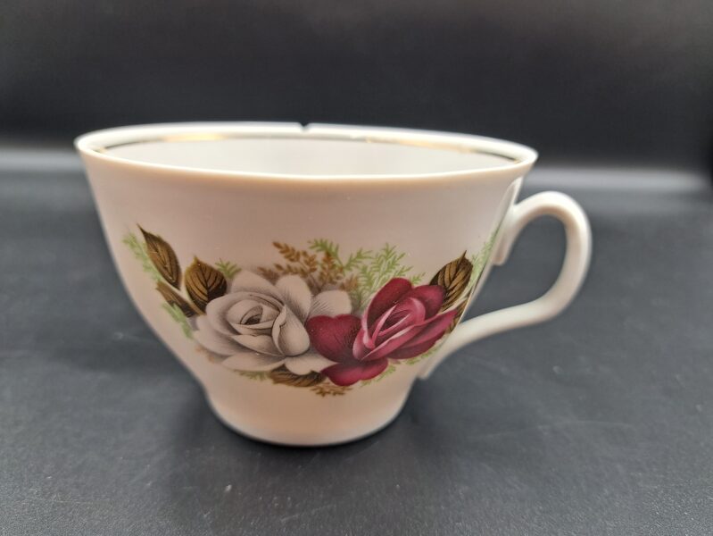 Krūzīte ar robu un plaisu no servīzes "Sigulda" ar bordo un baltām rozēm un zelta svītru iekšā, RPR (Sigulda 137)