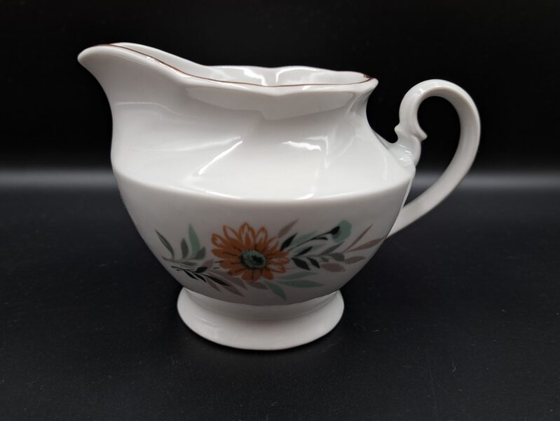 Krējuma kanniņa balta ar oranžīgu puķi ar brūnu svītru gar malu, tējas servīze "Viktorija", RPR (Viktorija t 103)