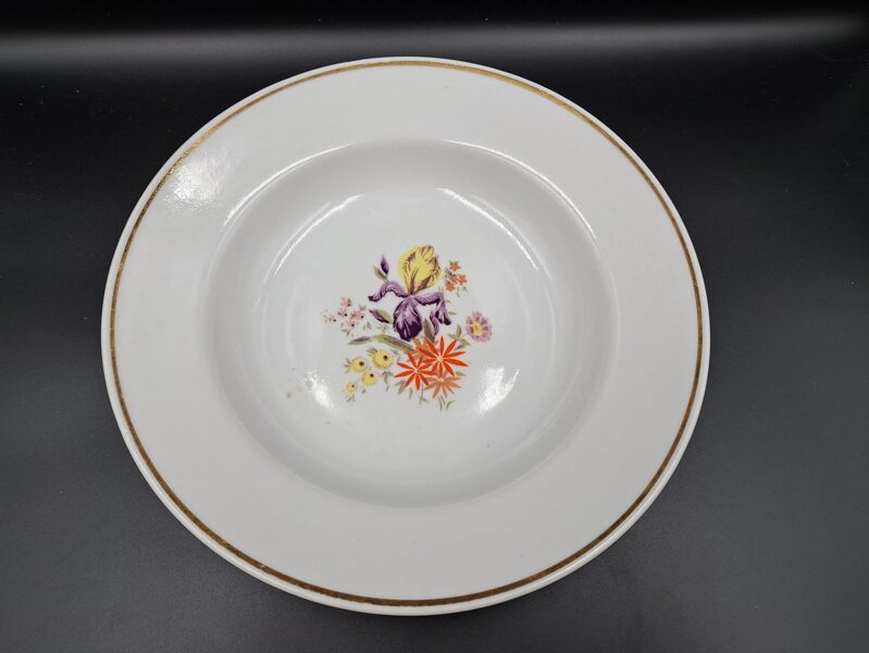 Zupas šķīvis, d=24cm ar meisena pušķi (lilla īriss un oranžas puķes) un zeltu gar malu, PFF (Citi pusd 175)