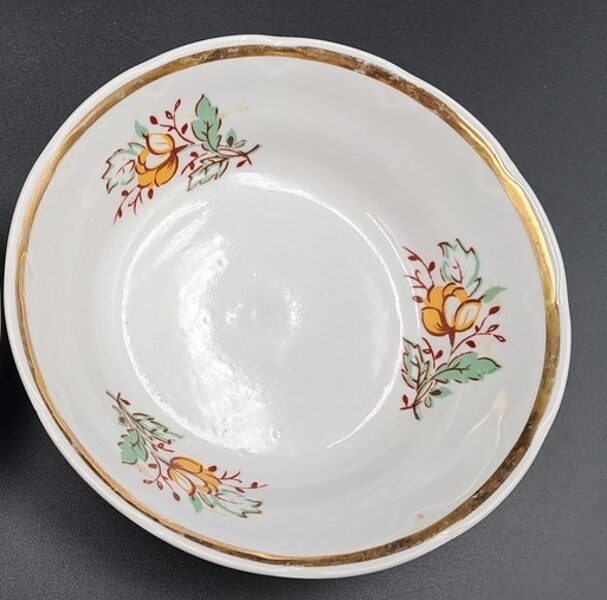 Salātu bļodiņa ar ohra krāsas puķēm, zeltu un reljefa malu, RPR. Diam.13,6cm (Citi pusd 178)