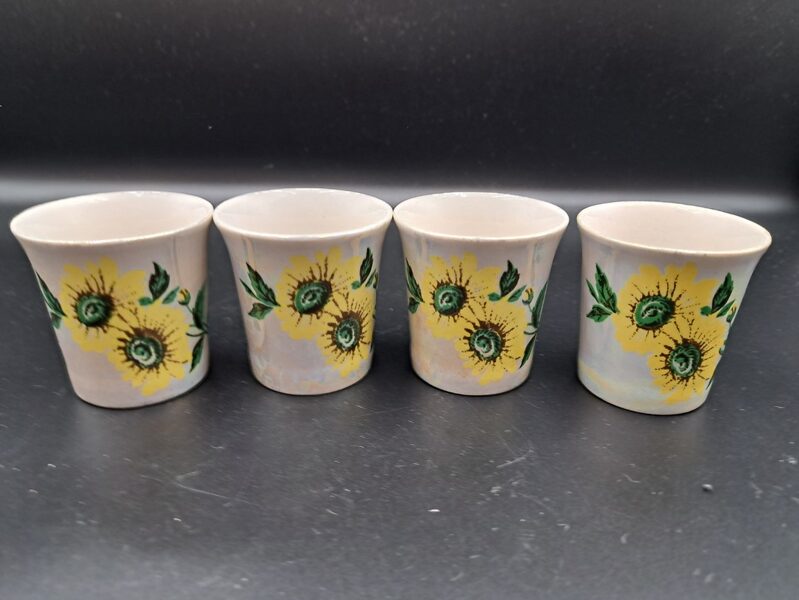 Mazas porcelāna glāzītes dzeltenām puķēm, lustrēta virsma, PSRS (Citi rpt 103)