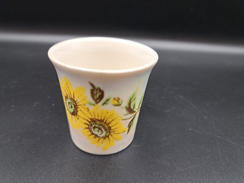 Mazas porcelāna glāzītes koši dzeltenām puķēm, lustrēta virsma, PSRS (Citi rpt 105)