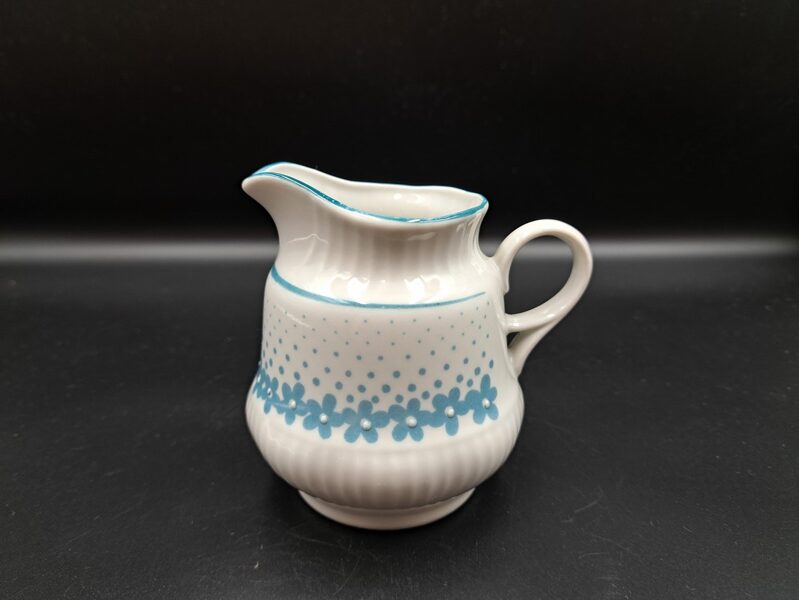 Krējuma kanniņa. plānsienu tējas servīze "Diāna" ar gaiši zilām puķītem un punktiņiem, bez zelta, RPR (Diāna 68)