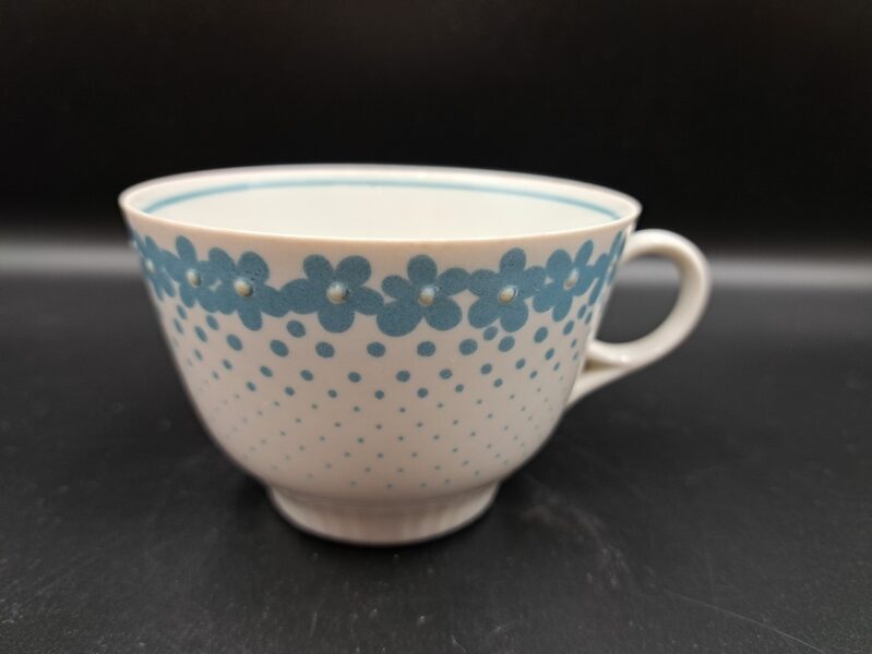 Krūzīte, plānsienu tējas servīze "Diāna" ar gaiši zilām puķītem un punktiņiem, bez zelta, RPR (Diāna 70)
