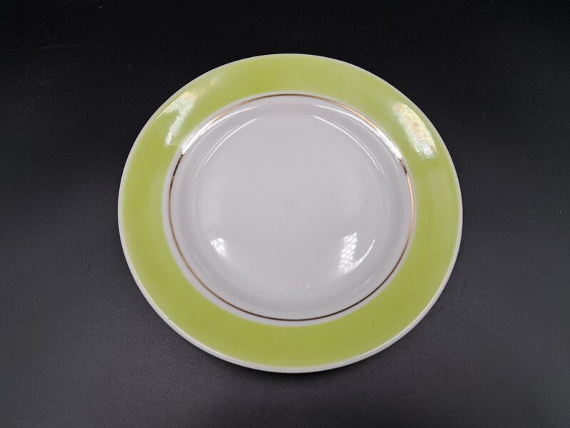 Kūku šķīvītis balts ar platu gaiši zaļu malu un zelta svītri, RPR (Citi pusd 180)