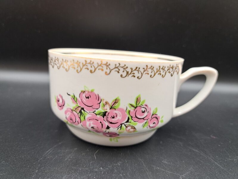 Krūzīte tējas ar rozā rozītēm un zelta ornamentu, tējas servīze "Aija-2", RPR (Aija-2 tējas 126)