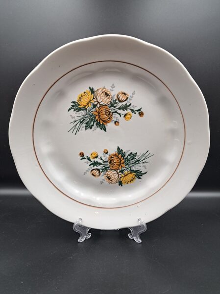 Servējamais šķīvis vidējais apaļš d=27cm, pusdienu servīze "Ārija" ar dzeltenām un bešām asterēm bez zelta (Ārija pusdienu 281)