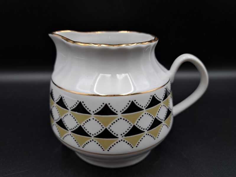 Krējuma kanniņa tējkanna/kafijas kanna ar ģeometrisko dekolu un zeltu, tējas servīze "Māra", RPR (Māra tējas 136)