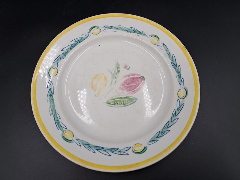 Maizes šķīvjis, dzeltena mala ar vainagu, puķe pa vidū, ZIK (ZIK 21)